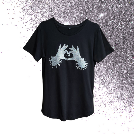 Medium - Round Hem Tee - Heart Hands - Glimmer: sølv