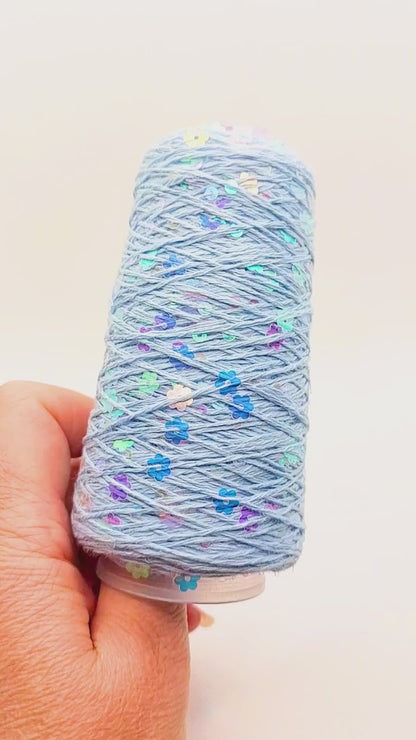 Garn - 50g - Touch of Sparkle - Lyseblå med irridescent, transparente blomster pailletter