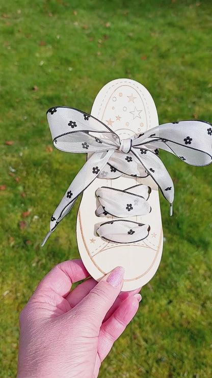 Shoelaces - Chiffon ribbon - White w. black flowers - 120 cm